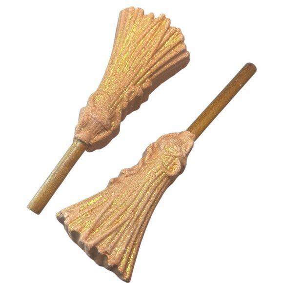 Lush x Wicked Bundle: 2x Elphaba’s Broomstick Reusable Bubble Bath Floral Rose - Picture 2 of 10